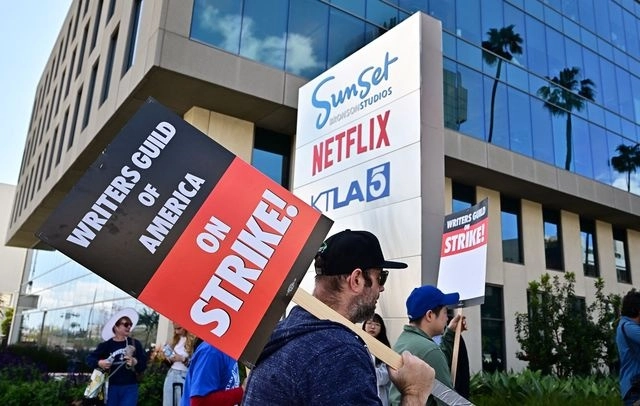 A los guionistas también les preocupa cada vez más que los productores utilicen la inteligencia artificial (conocida como AI en inglés) para escribir guiones o al menos llenar los espacios en blanco de los guiones sin terminar. Foto Afp