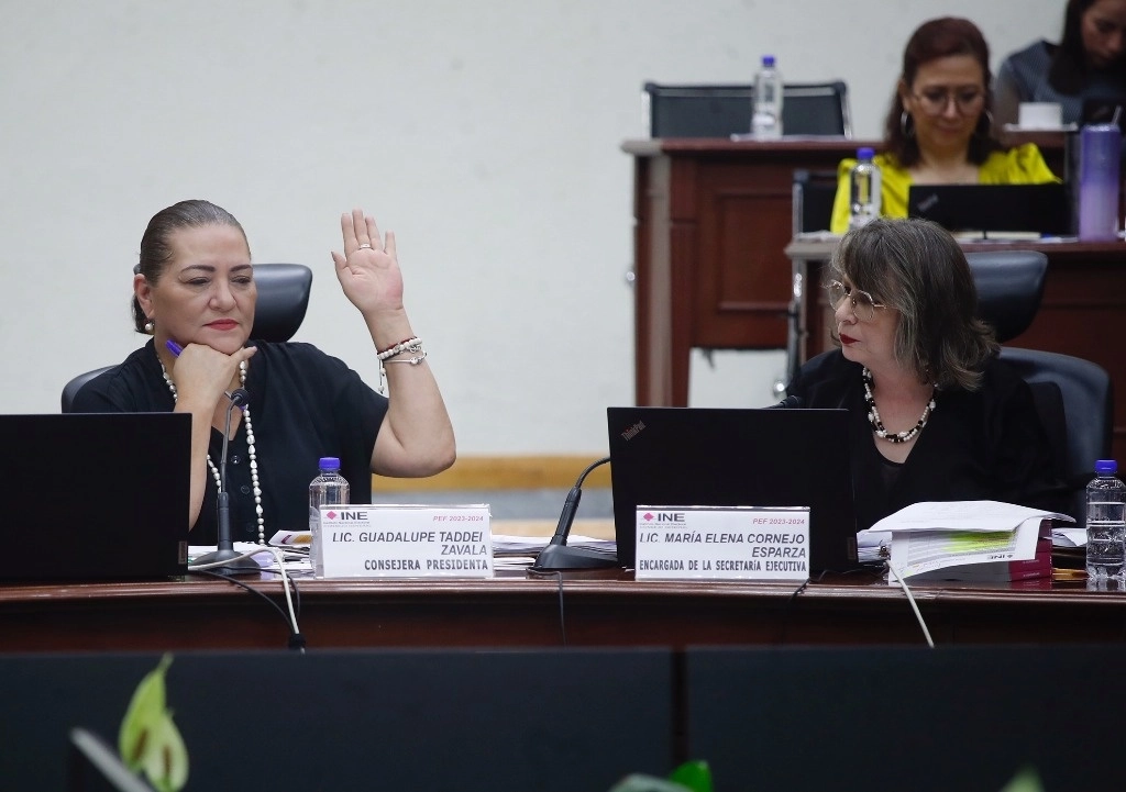 Guadalupe Taddei (izq.) consejera presidenta del INE, durante la sesión del 26 de octubre pasado. Foto Cristina Rodríguez.