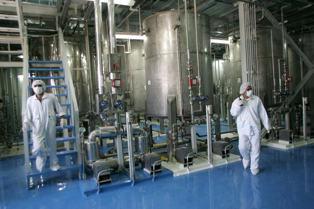 Técnicos iraníes trabajan en las Instalaciones de Conversión de Uranio de Isfahán (UCF), a 420 km al sur de Teherán, el 8 de agosto de 2005. El presidente Donald Trump declaró el 21 de junio de 2025 que el ejército estadounidense había llevado a cabo un "ataque muy exitoso" contra tres instalaciones nucleares iraníes, incluida la instalación subterránea de enriquecimiento de uranio de Fordo. Foto 