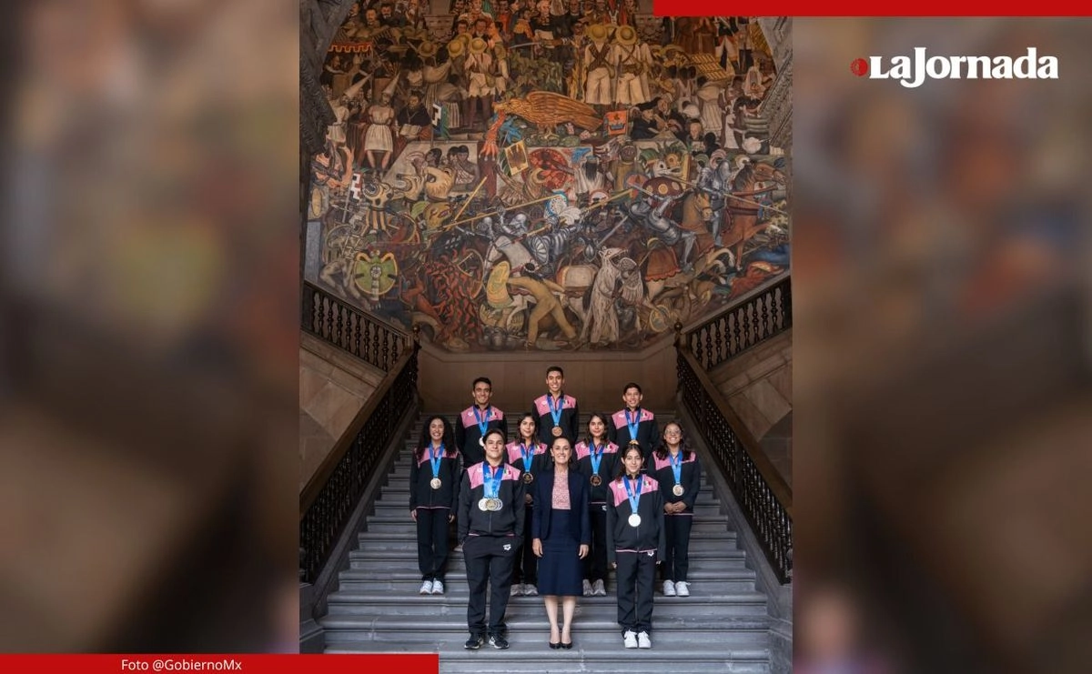 De arriba hacia abajo, Juan Celaya, Diego Villalobos, Randal Willars, Gabriela Agúndez, las gemelas Lía y Mía Cueva, Alejandra Estudillo, Osmar Olvera y Zyanya Parra flanquean a la presidenta Claudia Sheinbaum ayer en su visita a Palacio Nacional. El equipo tricolor regresó del Campeonato Mundial de Deportes Acuáticos en Singapur con ocho preseas. Foto