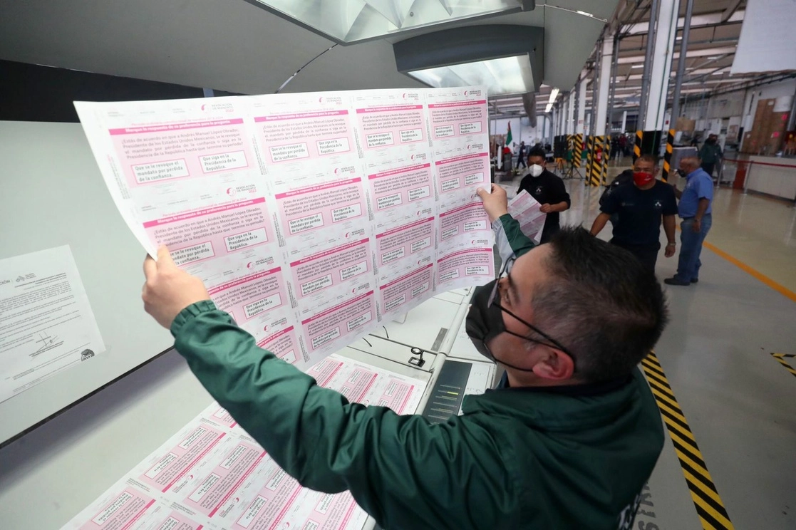 Impresión de papeletas para la consulta de revocación de mandato en los Talleres Gráficos de México, en la capital del país, el 16 de febrero de 2022. Foto Luis Castillo / Archivo