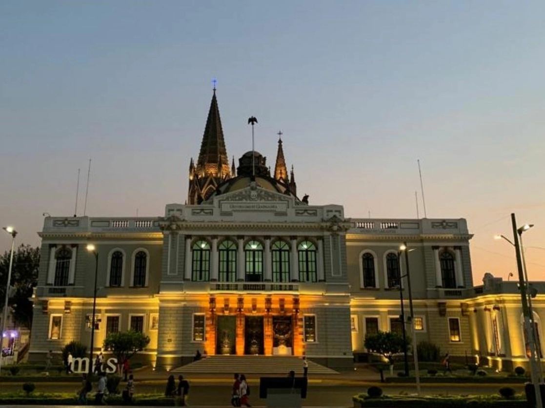 La asfixia presupuestal también está llegando a instituciones que habían mantenido su estabilidad financiera, como la Universidad de Guadalajara. Foto tomada del Facebook de @udg.mx  