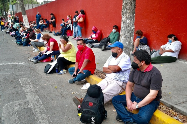En el exterior del Colegio Madrid, varios padres esperan la salida de los participantes en el examen de admisión para la UNAM. Foto Luis Castillo