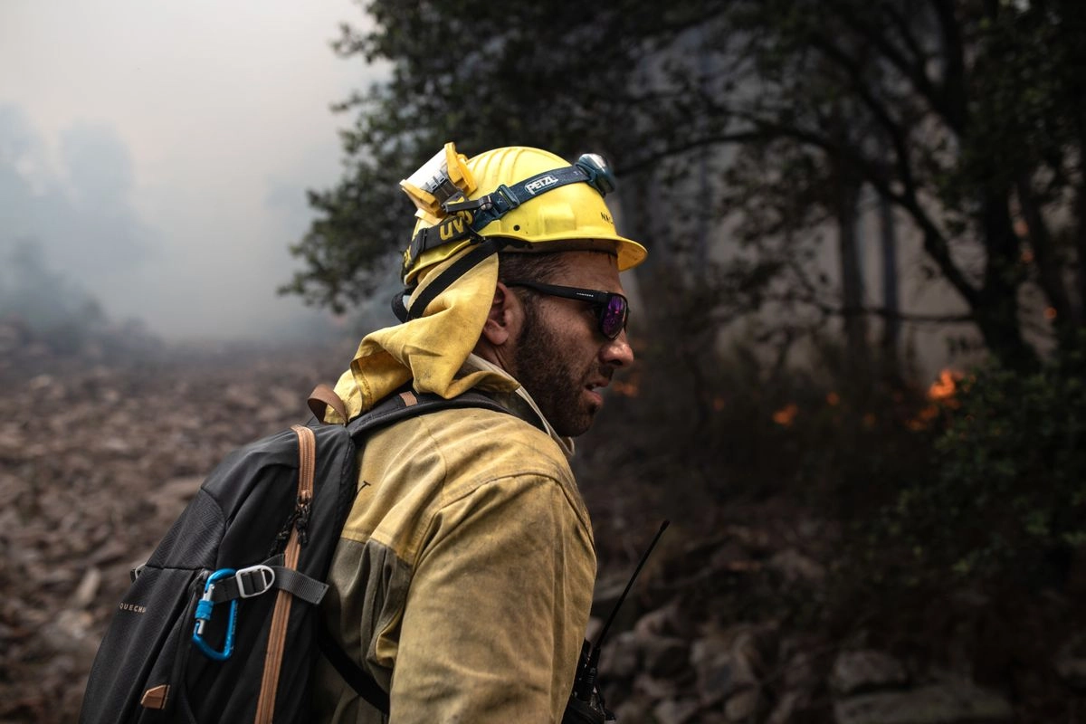 Un bombero trabaja en la extinción de un incendio en la Sierra Culebra, en Zamora, España.
