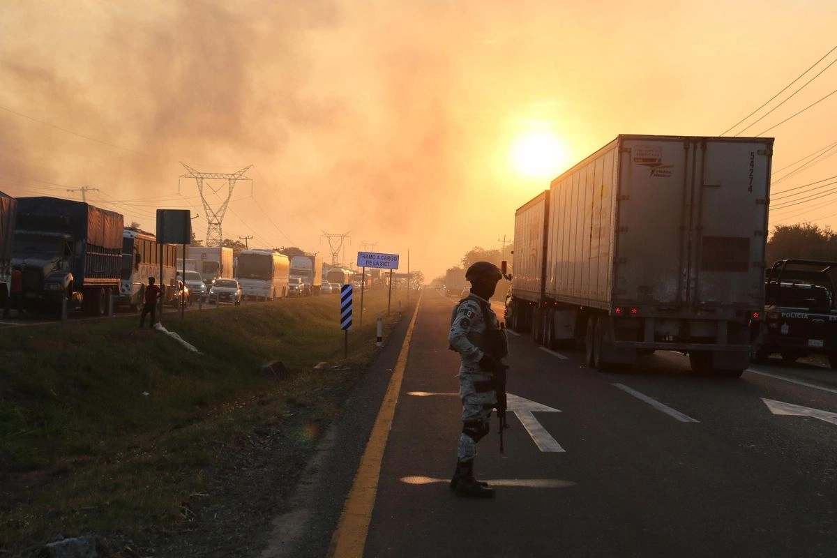 En la colonia Tierra Colorada, en calle Julián Sánchez, se reportó el incendio de un vehículo cuyas llamas fueron sofocadas por personal de bomberos de Protección Civil. Mientras que en la colonia Gaviotas Sur los propietarios de una Abarrotera Sánchez optaron por cerrar ante la presencia de descocidos con intento de incendiar la tienda.    Foto 