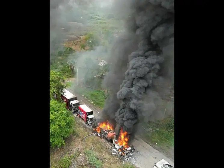 Presuntos integrantes del Frente Nacional de Lucha por el Socialismo, procedentes de Hidalgo, incendiaron los vehículos en la carretera San Sebastián-Chicontepec, en el norte de Veracruz, para exigir justicia por la “ejecución” de su compañero Gregorio de la Cruz. Denunciaron acoso de cuerpos policiacos. Foto Eirinet Gómez 