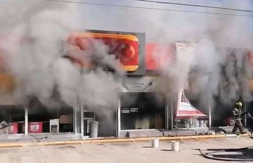 En un ataque coordinado, desconocidos incendiaron dos tiendas y seis camiones de transporte público y dos autos particulares, en Ciudad Juárez, Chihuahua. A pesar de que se reportó una intensa movilización de las autoridades, no hubo detenidos. Foto La Jornada