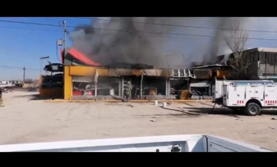 Sujetos aún sin identificar quemaron una tienda Oxxo en Ciudad Juárez, Chihuahua. Foto La Jornada