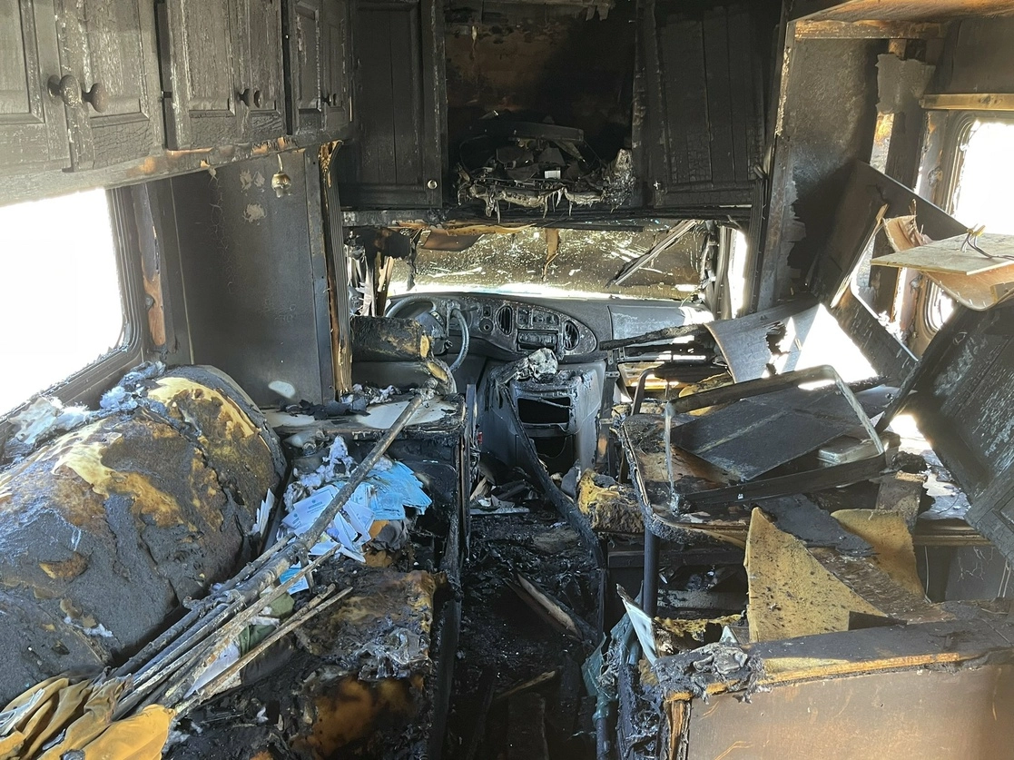 El interior calcinado de la oficina consular móvil salvadoreña en Long Island, Nueva York. Foto Tomada del Twitter @ConsulSalgado