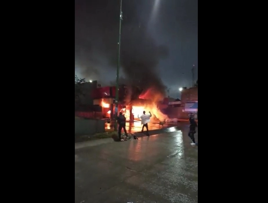 Captura del video que circula en redes sobre el momento en el que se incendia un Oxxo en el municipio de León, Guanajuato.
