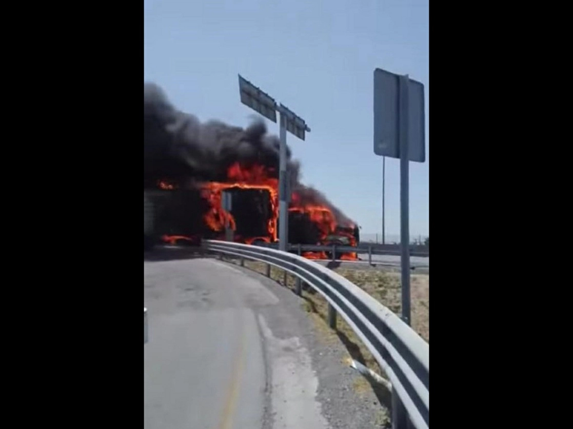 Presuntos delincuentes incendiaron cuatro tractocamiones que quedaron varados en las inmediaciones del puente que comunica esta ciudad tamaulipeca con Pharr, Texas, durante las protestas contra las revisiones ordenadas por el gobernador Greg Abbott. Foto ‘La Jornada’