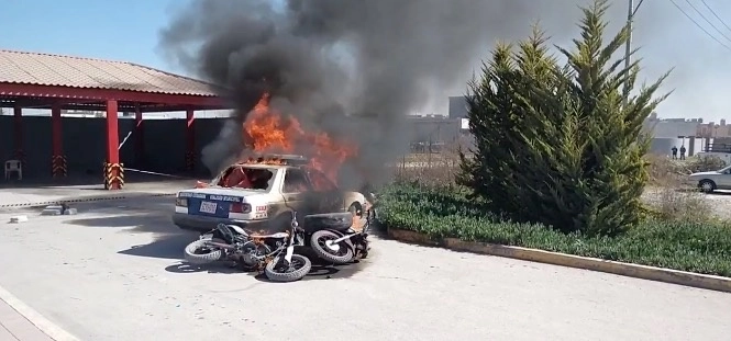 Habitantes de Tonanitla incendiaron una patrulla y dos motocicletas de la policía municipal para protestar por los presuntos actos de corrupción y abuso de autoridad de los elementos. Foto La Jornada