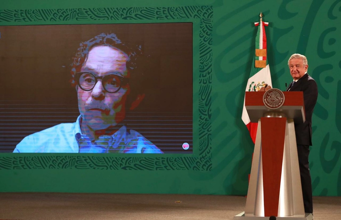 Durante la conferencia de esta mañana, el presidente reprodujo en pantalla parte de una entrevista a Gabriel Cuadri, quien ganó una diputación federal, en la que sostiene que las megaobras del actual gobierno deberán ser canceladas. Foto Luis Castillo 