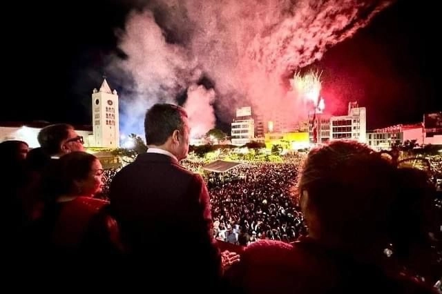 El gobernador de Chiapas, Rutilio Escandón Cadenas, durante el Grito de Independencia la noche del domingo en el palco de palacio de gobierno, en la plaza central de Tuxtla Gutiérrez. Foto ‘La Jornada’