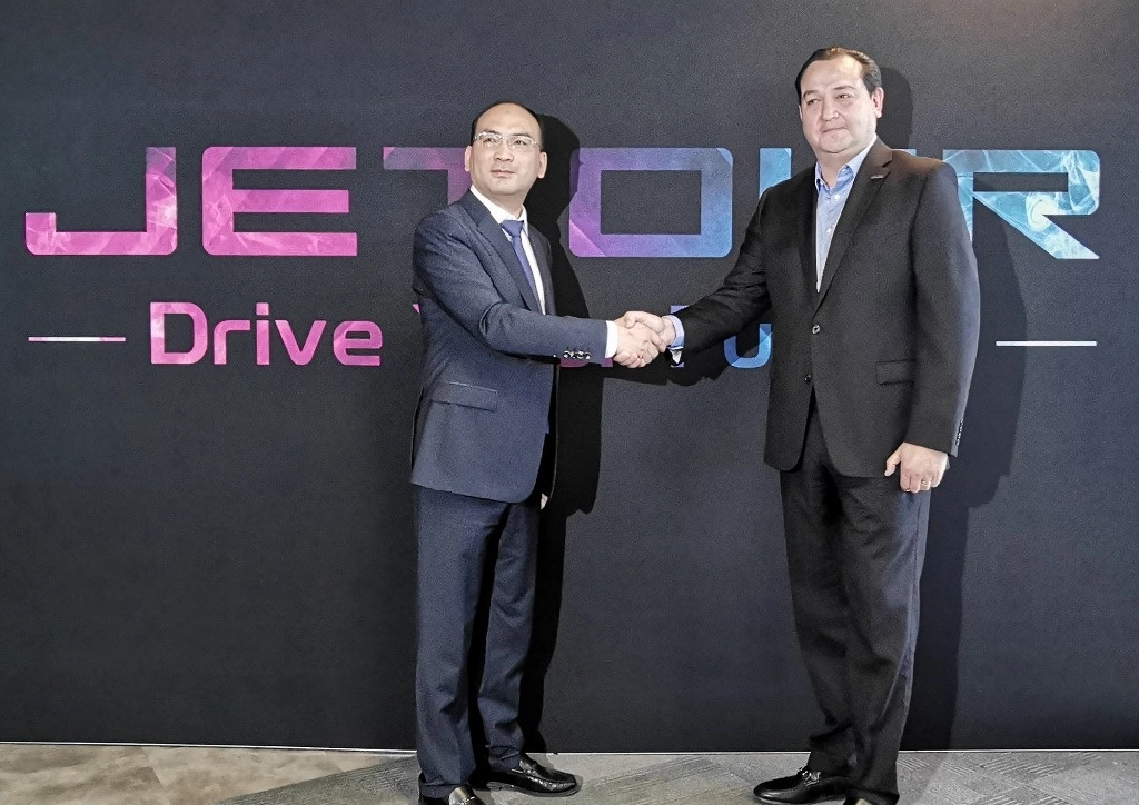 Jack Chen, gerente general de negocios internacionales de Chery Commercial Vehicle, y Jesús Centeno, miembro  del consejo directivo de LDR Solutions, anunciaron una inversión que podría superar 1 mil mdd para la construcción de una planta de ensamblado de Jetour en México, para 2024. Foto Roberto Pérez S.