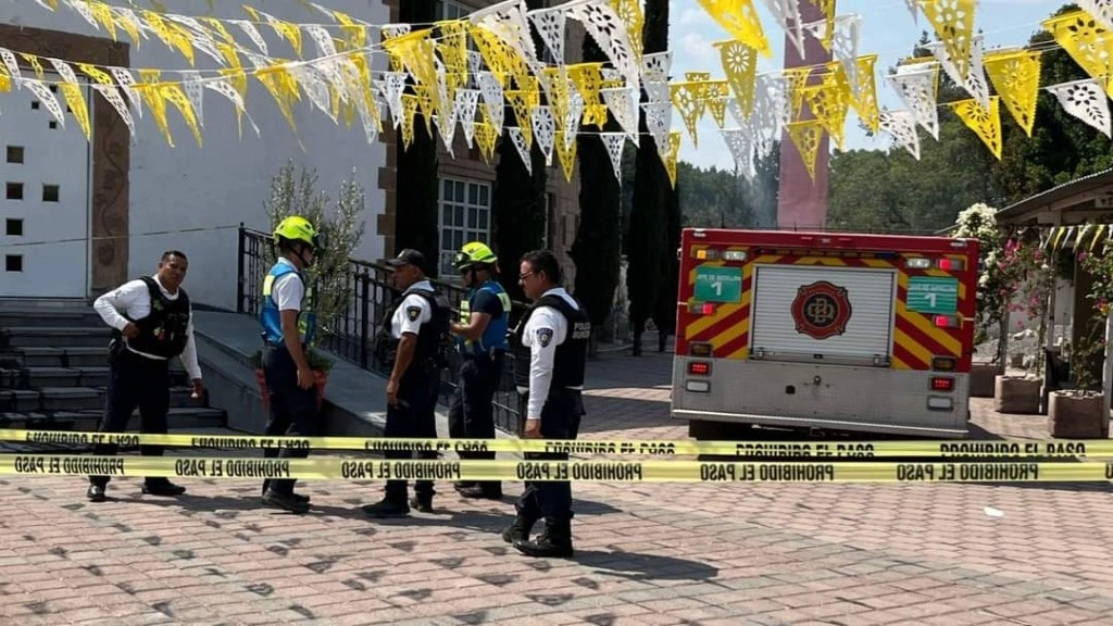 Bomberos y elementos de Protección Civil del municipio de Querétaro se presentaron de inmediato en el lugar y apagaron el fuego. Foto @pcmqro 