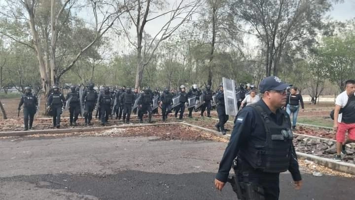 No hubo enfrentamiento pero los policías permanecen en la zona para evitar nuevos bloqueos. Foto La Jornada