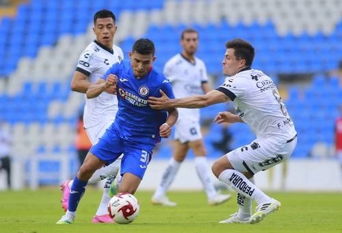 El celeste Orbelín Pineda estuvo muy activo durante el partido, pero no pudo evitar la derrota de su equipo. Foto Jam Media