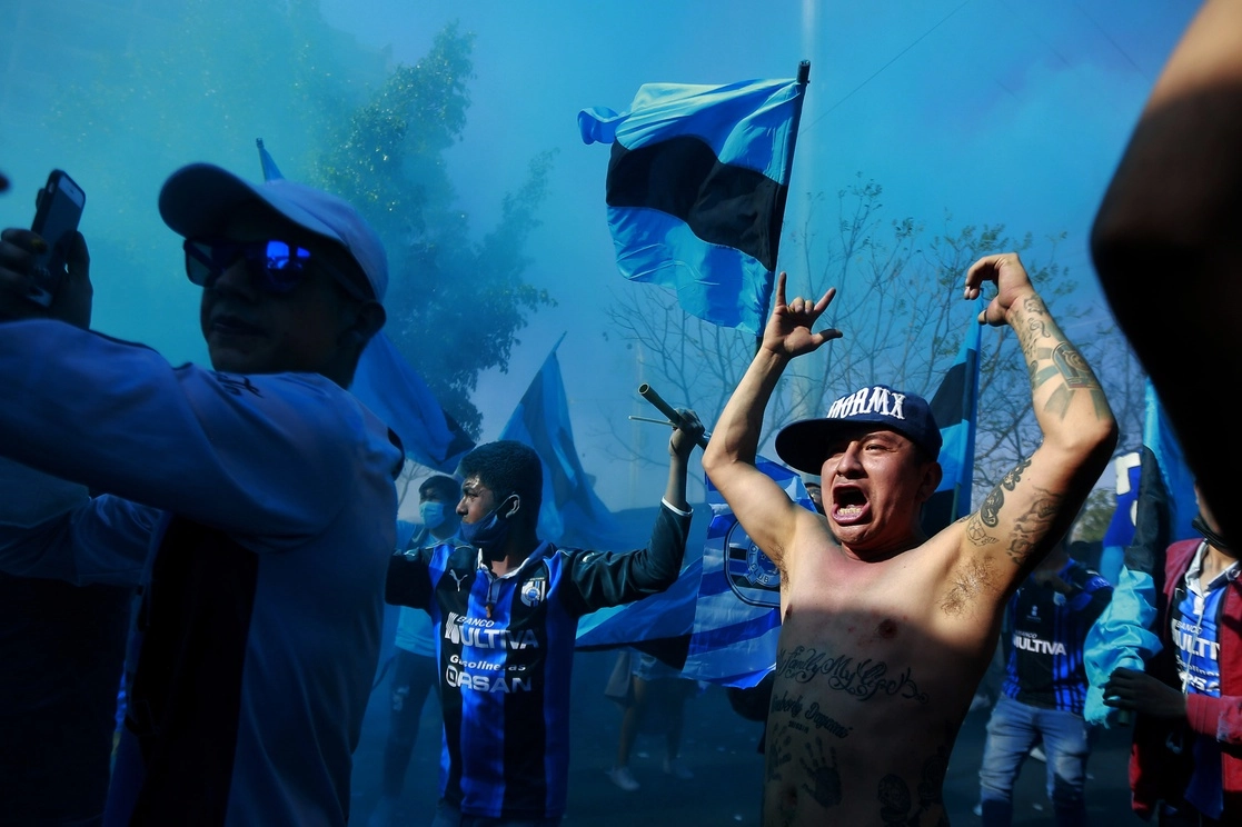 Afición del Querétaro a la llegada del equipo durante el juego de la jornada 11 del Torneo Guard1anes Clausura 2021. Foto Jam Media