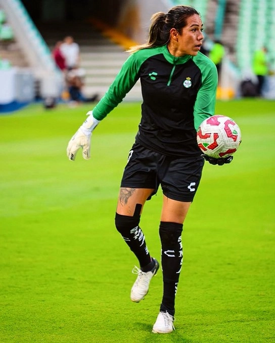 La portera de Santos en uno de los despejes del partido. Foto @ClubSantosFem