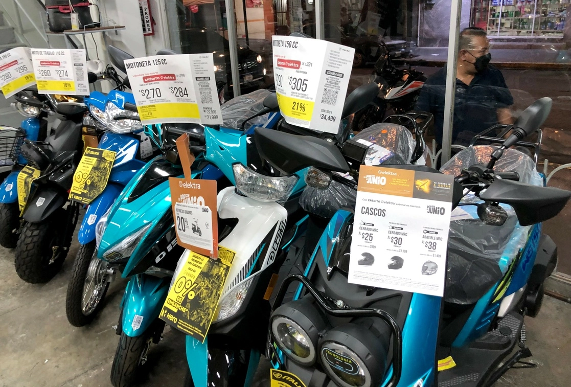 Venta de motocicletas con facilidades de pago en una tienda departamental de la Ciudad de México. Foto Roberto García Ortiz