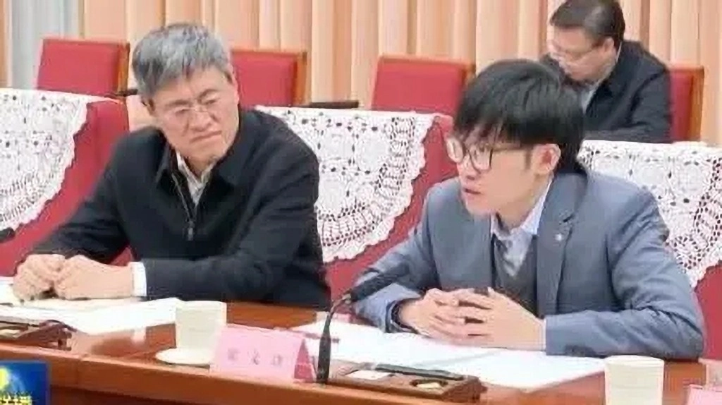 El empresario chino Liang Wenfeng (derecha). Foto @CCTV