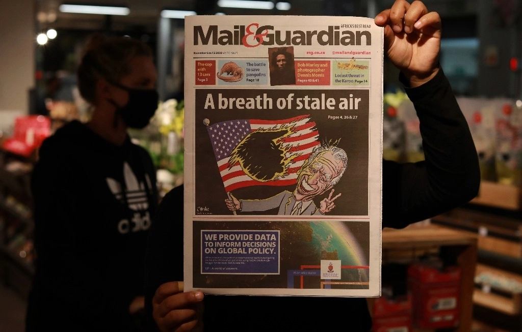 La portada del periódico Mail and Guardian muestra caricaturas de los candidatos presidenciales de Estados Unidos, el presidente Donald Trump y Joe Biden  en Ciudad del Cabo, Sudáfrica. Foto Ap