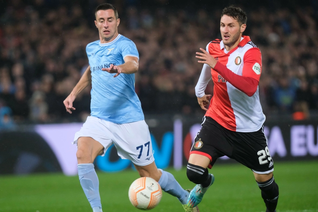 Santiago Giménez (derecha), quien pelea un lugar en la delantera tricolor rumbo a Doha, anotó el gol para el triunfo del Feyenoord 1-0 sobre la Lazio en la Liga de Europa. Foto Ap