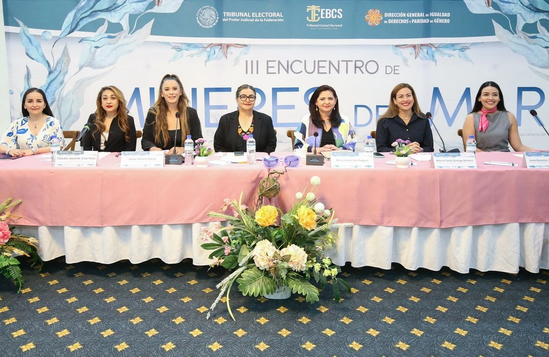 La magistrada presidenta del Tribunal Electoral del Poder Judicial de la Federación, Mónica Soto (tercera de derecha a izquierda), participó en un encuentro con mujeres en Baja California Sur.