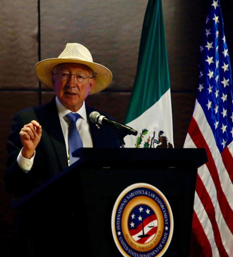 El embajador de Estados Unidos, Ken Salazar, durante la inauguración de la Mesa Redonda sobre el Combate al Tráfico de Armas y Mejores Prácticas México-Estados Unidos, en un hotel de la Ciudad de México, el 4 de diciembre de 2023. Foto María Luisa Severiano