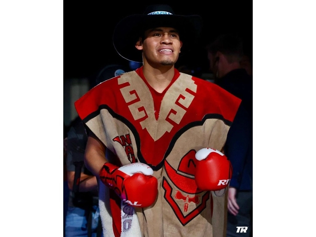 Emanuel Navarrete intentará en mayo próximo ser uno más de los pugilistas mexicanos que han conquistado campeonatos en cuatro categorías. Foto Top Rank Boxing
