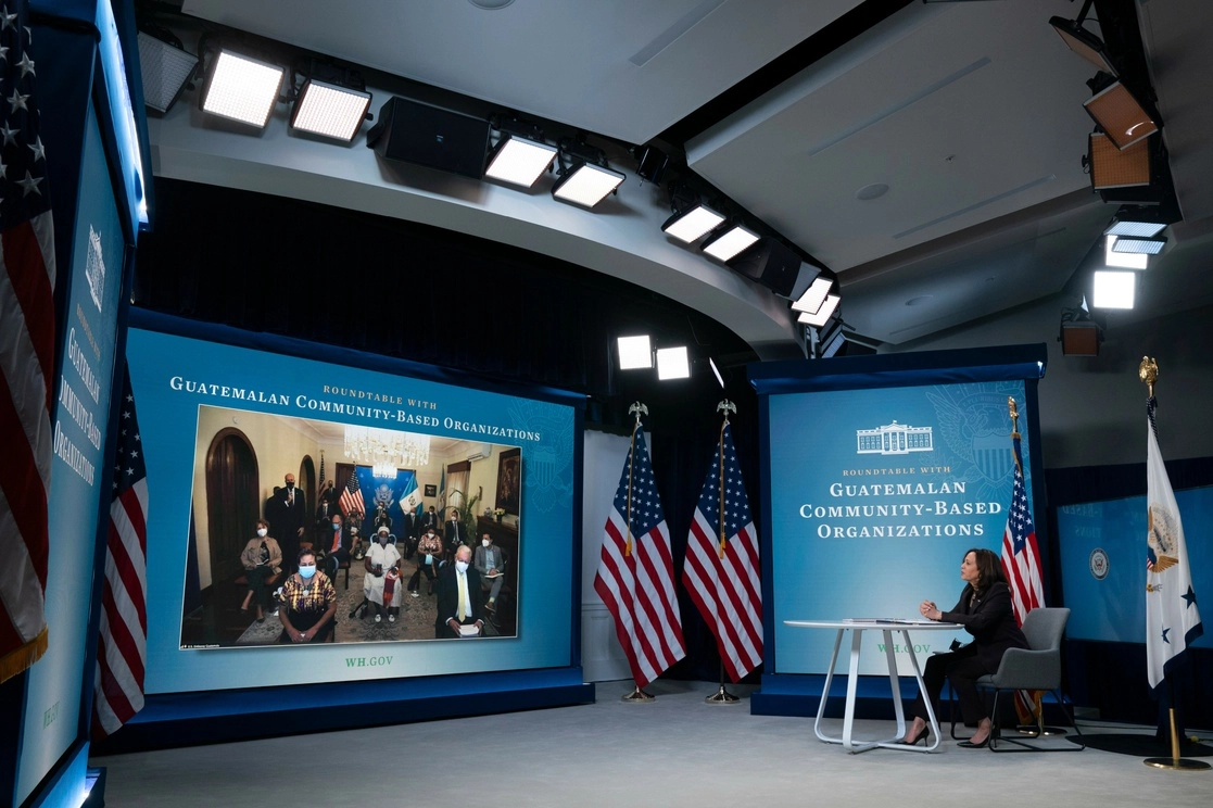 La vicepresidenta de EU, Kamala Harris, e reunión virtual con líderes comunitarios de Guatemala. Foto Ap