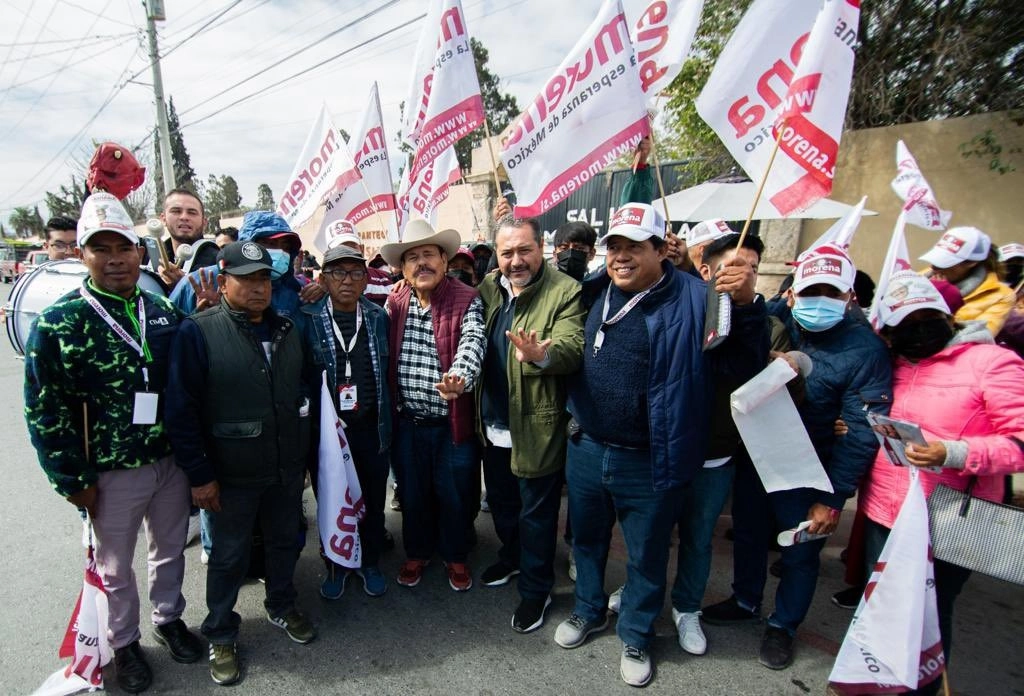 Simpatizantes de Armando Guadiana junto al precandidato. Foto La Jornada