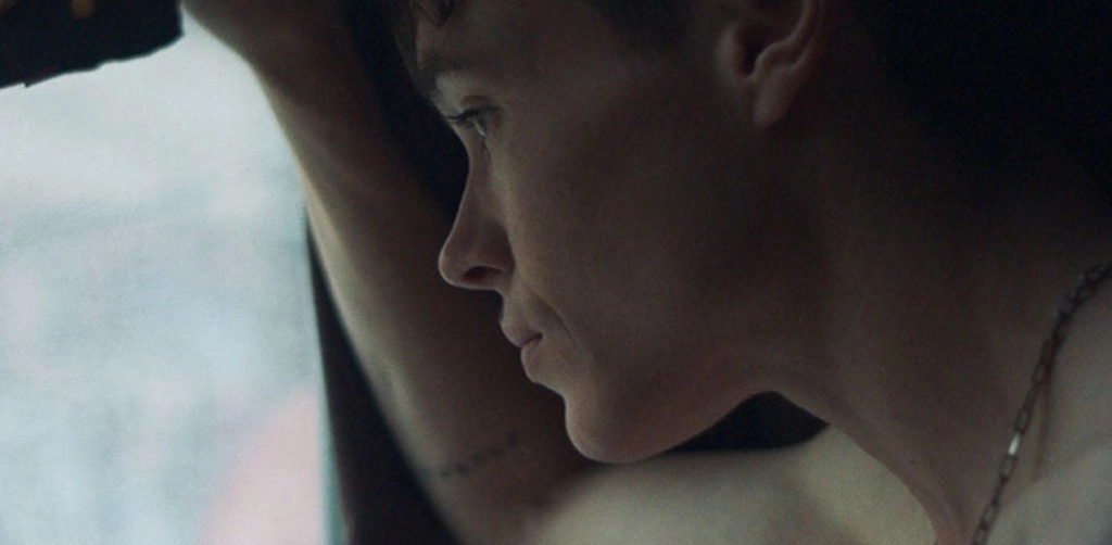 En fotogramas de la cinta disponible en Mubi, Page interpreta a una persona ‘trans’ que regresa a su casa familiar