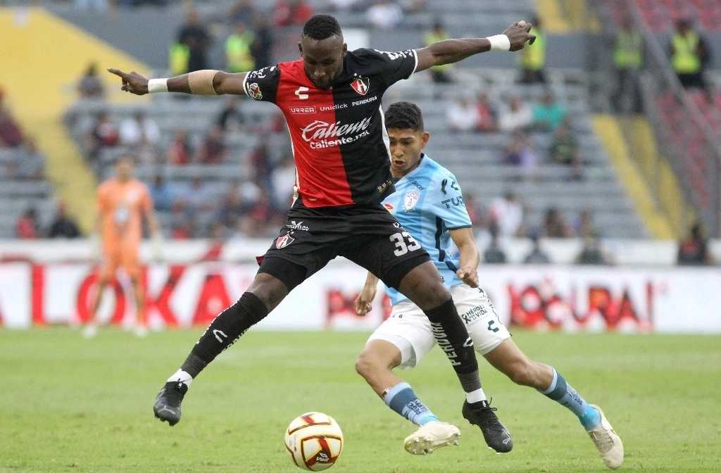 Julián Quiñones (frente) de Atlas compite por el balón con Erick Sánchez de Pachuca, duranate un partido del torneo de Clausura 2023, en el estadio de Jalisco, en Guadalajara, Jalisco, el 15 de abril de 2023. Foto Afp