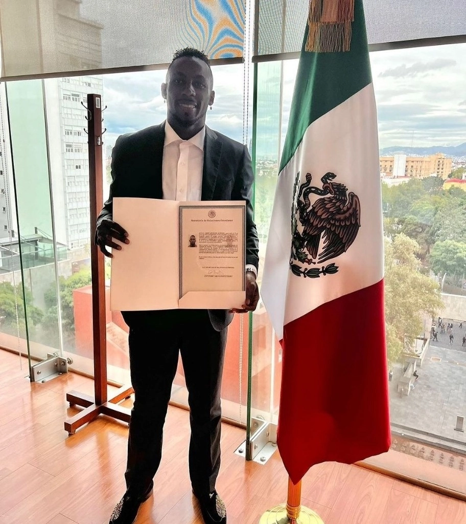 Por medio de sus redes sociales, el futbolista compartió una foto en donde presume su documento con la leyenda: “Viva México Cabrones”. Foto tomada de X.