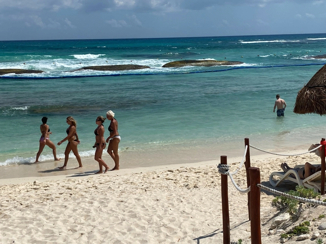 El flujo de turistas por la vía aérea ya registró la semana pasada más de 200 mil pasajeros, informó el gobierno de Quintana Roo. Foto Patricia Vázquez 
