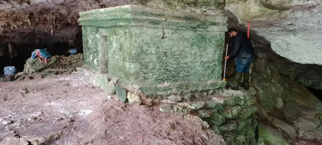 Los trabajos de salvamento arqueológico en la costa de Quintana Roo se hacen de forma minuciosa ante la gran cantidad de vestigios mayas en el trayecto de la obra ferroviaria. En la imagen, especialista del INAH explora una cueva del asentamiento Ocho Balas, el cual tiene un templo intacto en su interior. El nombre del sitio se debe a que en sus alrededores se encontraron ocho piezas de munición, que podrían haber sido dejadas por indígenas insurrectos durante la Guerra de Castas (1847-1901). Foto cortesía INAH