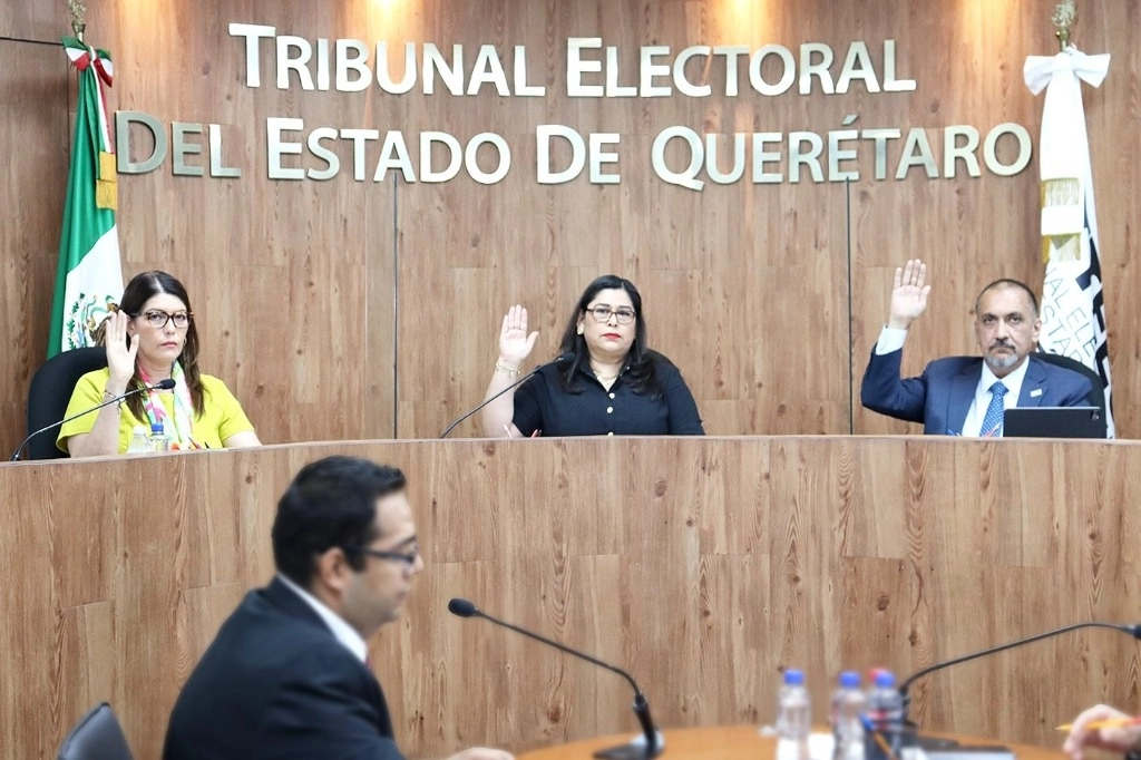 El pleno del Tribunal Estatal Electoral de Querétaro (TEEQ) revocó el triunfo del morenista Ulises Gómez de la Rosa y se la otorgó al panista Antonio Correa Sada. Foto Tomada de X @TEEQRO