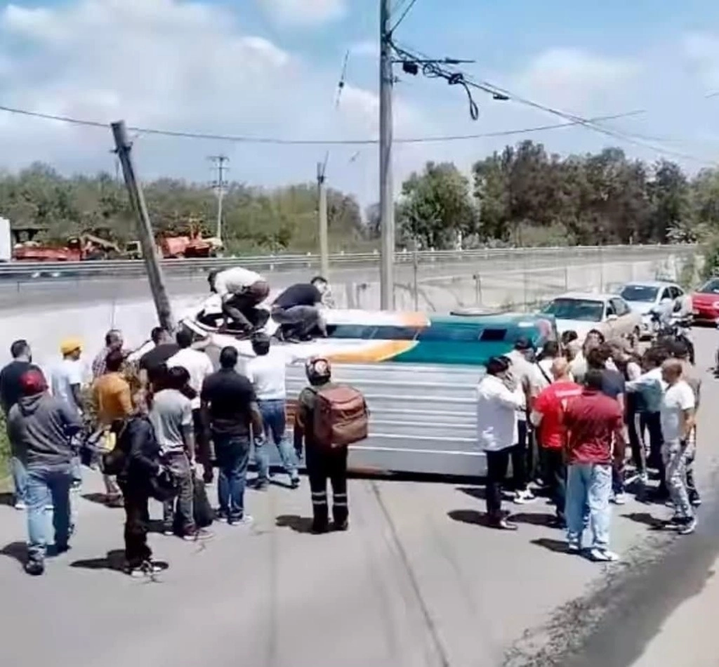 Autoridades iniciaron el proceso jurídico-administrativo para revocar la concesión de transporte a la combi que volcó ayer en Ecatepec. Foto La Jornada
