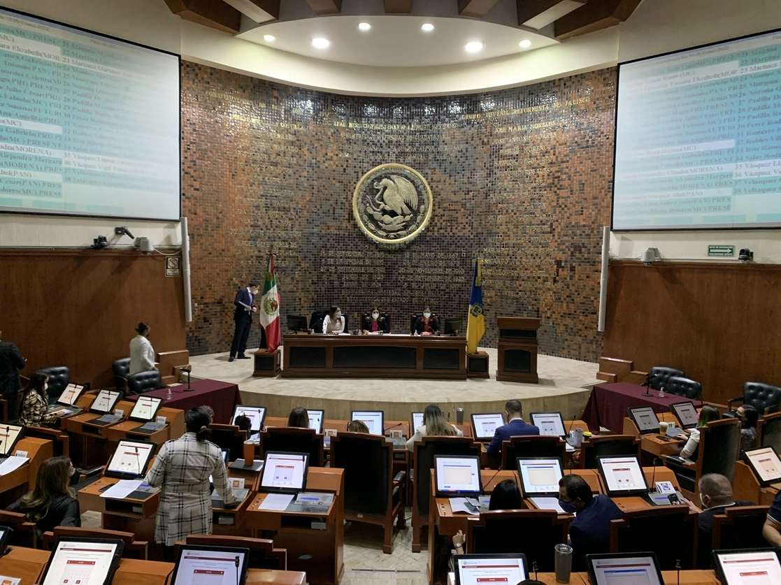 Por unanimidad, el pleno del Congreso de Jalisco avaló quitar el fuero al magistrado del Supremo Tribunal de Justicia estatal, José de Jesús “N”. La imagen, durante una sesión extraordinaria, ayer. Foto tomada del Twitter de @LegislativoJal