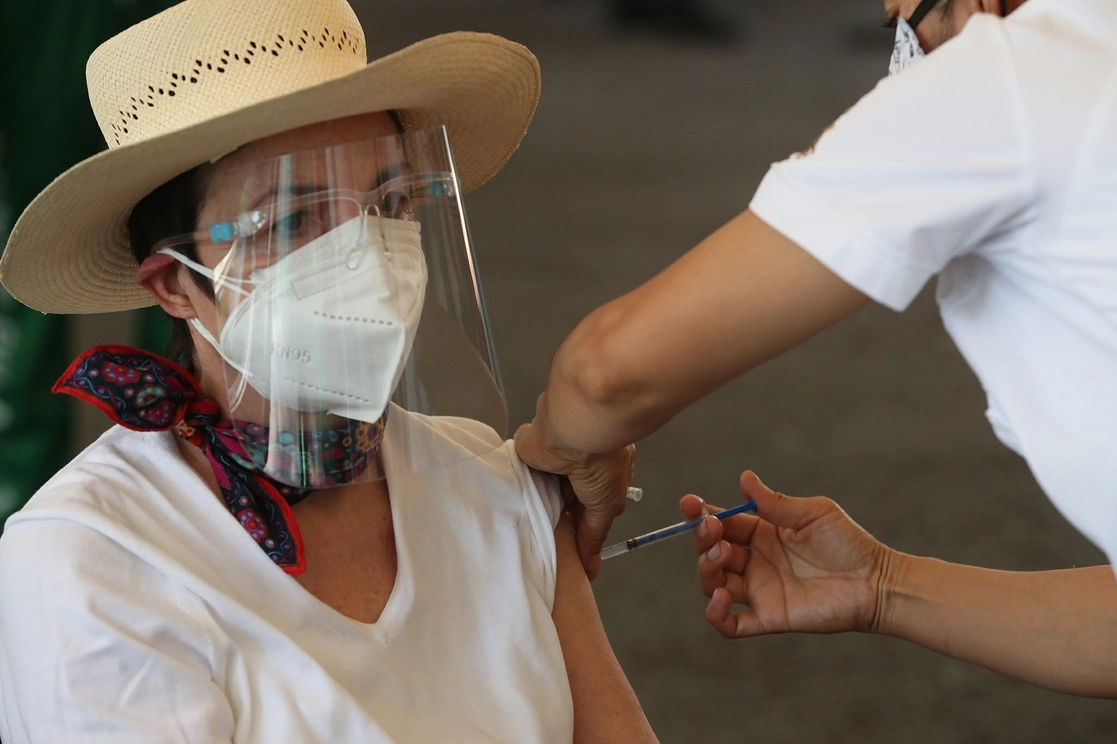 Adultos mayores durante la aplicación de la vacuna contra el Covid-19 en la Ciudad de México. Foto José Antonio López / Archivo