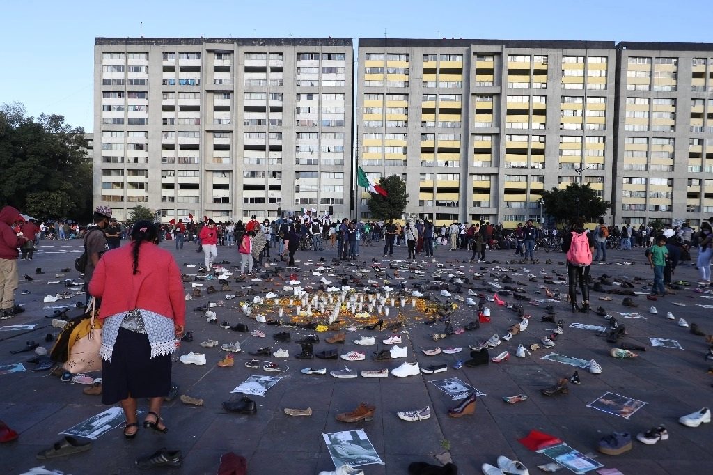 Zapatos formados en caracol frente al edificio Chihuahua, en Tlatelolco, en señal de duelo por los desaparecidos y asesinados. Foto Yazmín Ortega Cortés