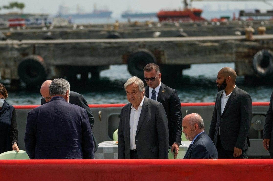 El secretario general de la ONU, Antonio Guterres, continuó en Turquía la gira que comenzó antier en Ucrania para supervisar el pacto de tránsito de bienes agrícolas ucranios y rusos. Foto Ap