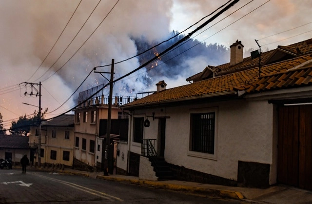 Cerca del mediodía del miércoles, en el barrio Bellavista, al este de la capital, cayó ceniza y vecinos gritaban desesperados pidiendo agua. Foto Xinhua