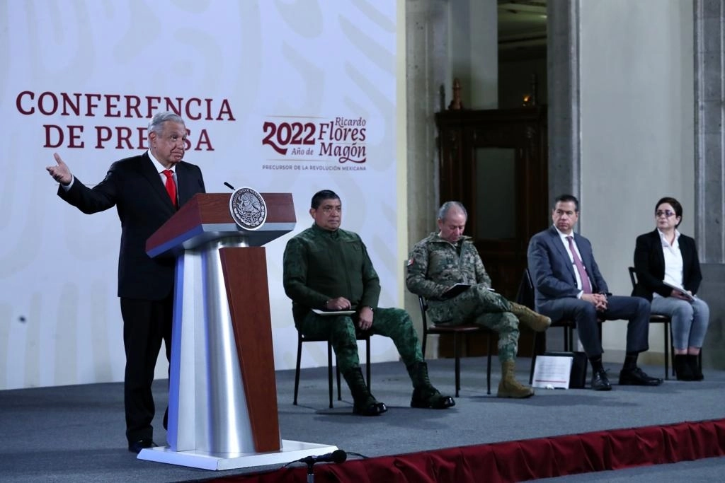 El presidente Andrés Manuel López Obrador; Luis Cresencio Sandoval, secretario de la Defensa Nacional; Rafael Ojeda Durán, secretario de Marina; Ricardo Mejía Berdeja, subsecretario de Seguridad Pública; y Laura Velázquez Alzúa, coordinadora Nacional de Protección Civil, durante la conferencia de prensa matutina en Palacio Nacional, el 24 de marzo de 2022. Foto Roberto García Ortiz