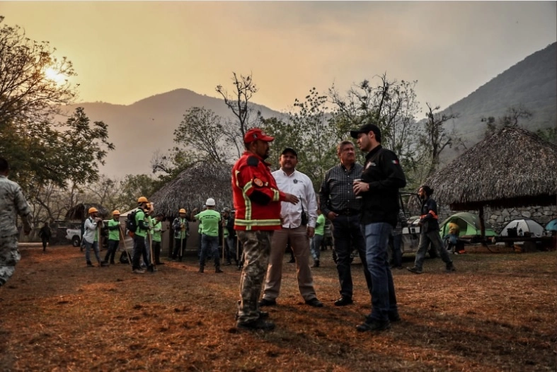 Protección Civil de Nuevo León informó, vía Twitter, que lleva a cabo ataque aéreo del incendio forestal “en la zona que va hacia El Manzano”; mientras que el área de “Puerto Genovevo se realiza recorrido de vigilancia para realizar labores de liquidación”. Foto tomada del Twitter de @PC_NuevoLeon