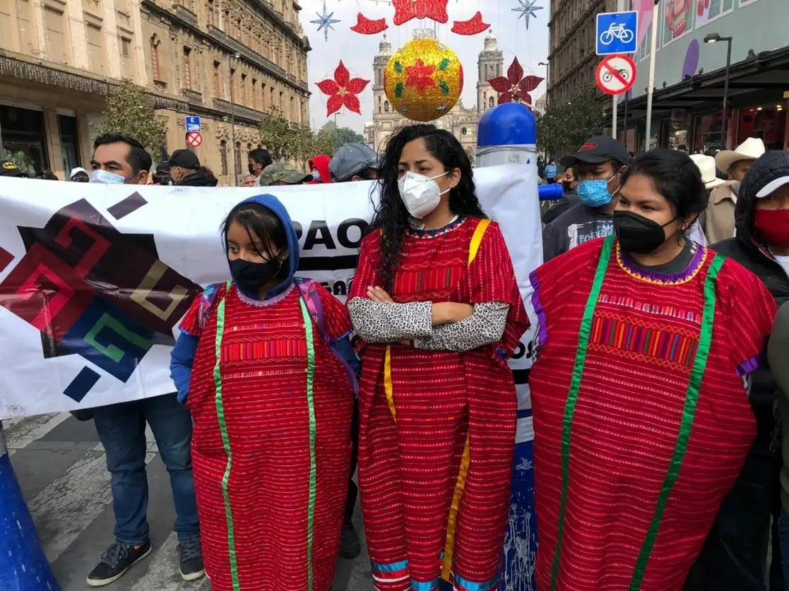 Integrantes de la Asamblea Indígena de la CDMX se manifestaron hoy sobre la avenida 20 de noviembre del Centro Histórico, para solicitar una audiencia con el presidente Andrés Manuel López Obrador. Foto Luis Castillo