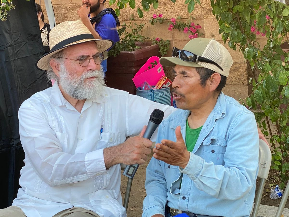 Samuel Orozco denunció que la administración federal de Estados Unidos acusa a las radiodifusoras de dificultar los arrestos de extranjeros indocumentados. En la imagen, en una de sus entrevistas a jornaleros. Foto cortesía 