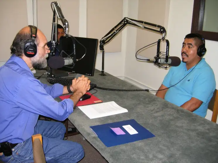 En la imagen, Samuel Orozco, director del Servicio Nacional de Noticias e Información, entrevista al líder social Lucas Benitez, de la Coalición de Trabajadores de Immokalee. Foto de Radio Bilingüe